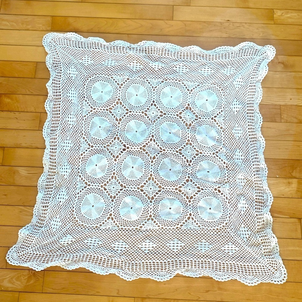 VINTAGE crochet white doily, hand crafted
L:29” W: 26”